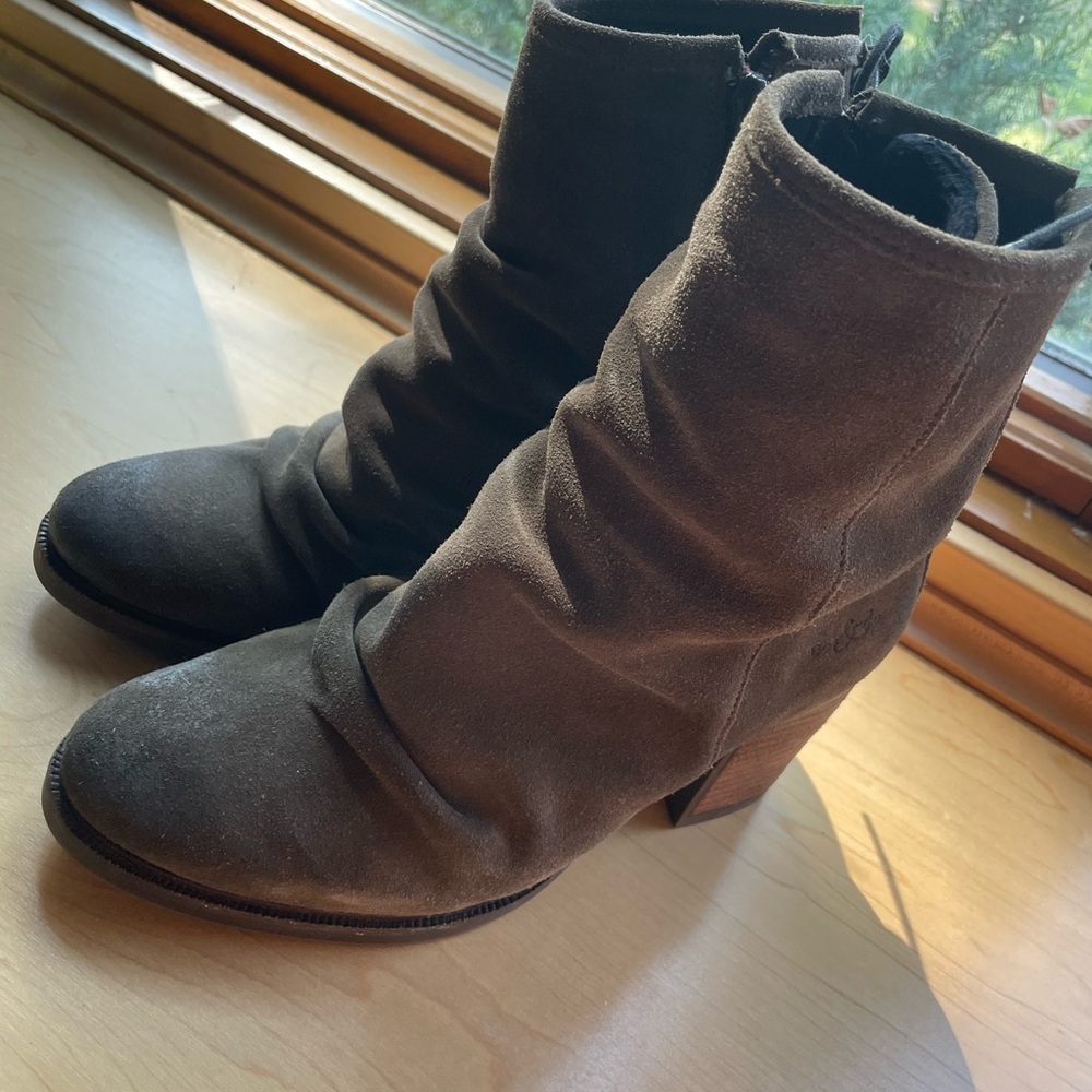 Size 38 Women’s Bos & Co fashion boot